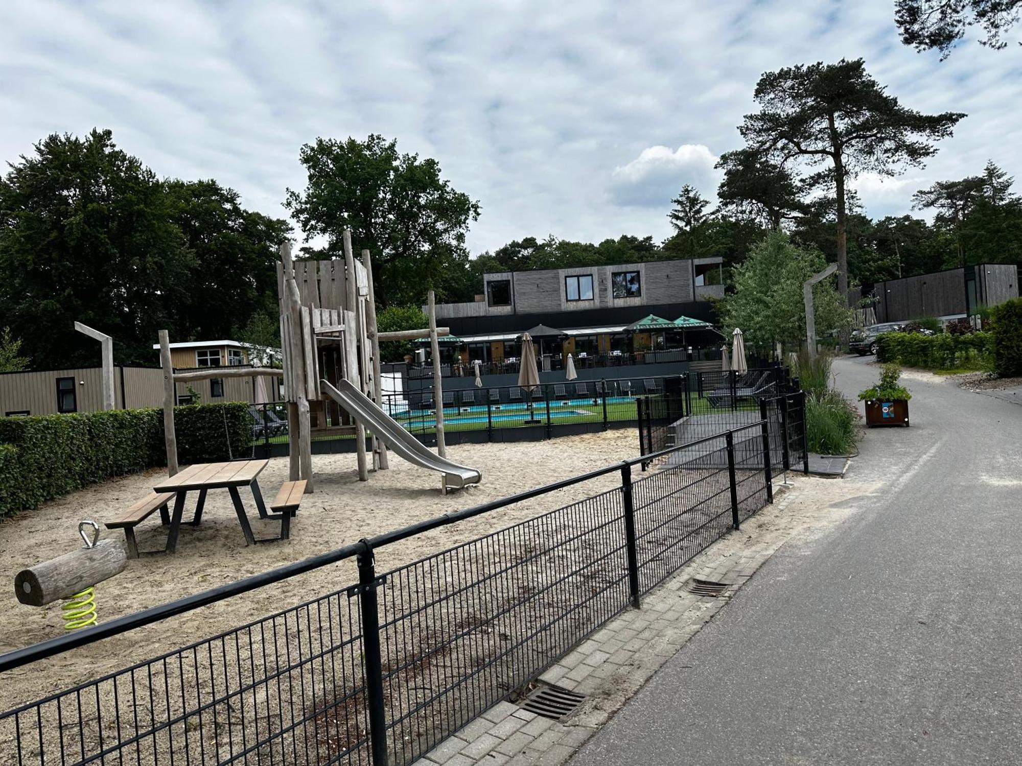Dubbele Chalet Op Recreatiepark Topparken Op De Veluwe In Beekbergen Met Grote Vrije Tuin En Eigen Parkeerplaats المظهر الخارجي الصورة